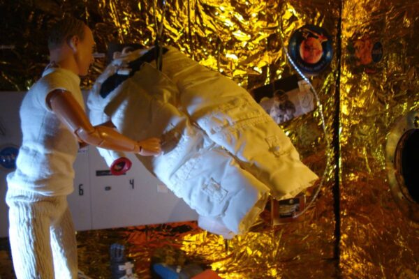 Astronaut im Umkleideraum